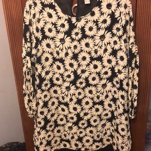 Black and white Daisy top!!🤗